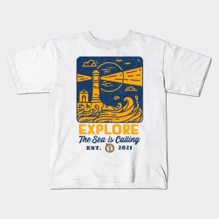 The Sea is calling The Beach the Ocean explore vintage distressed look Kids T-Shirt